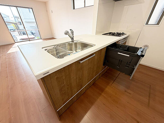 ☆大型のシステムキッチン☆対面式ですので家族と会話しながら楽しくクッキング!!