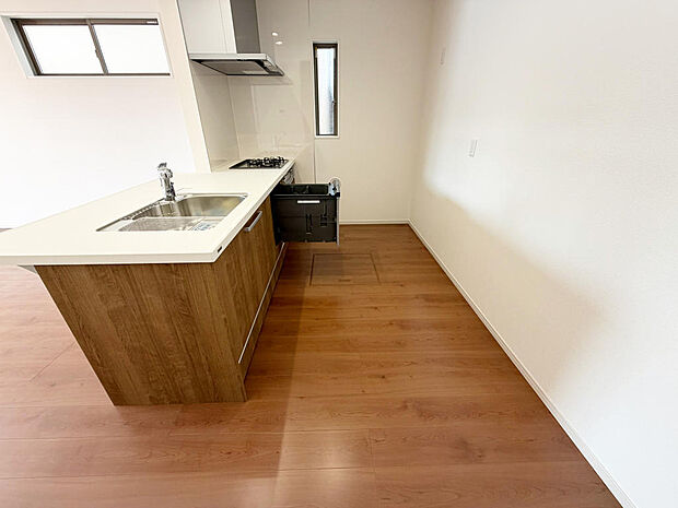 ☆大型のシステムキッチン☆対面式ですので家族と会話しながら楽しくクッキング!!