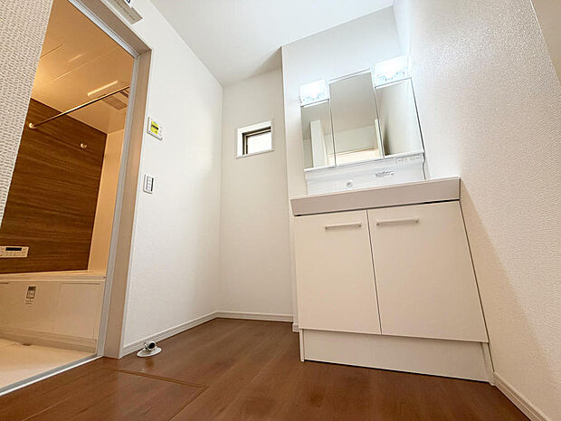 ☆白を基調とした清潔感溢れる洗面スペース☆清潔空間で気持ちよく1日の始まりを!!