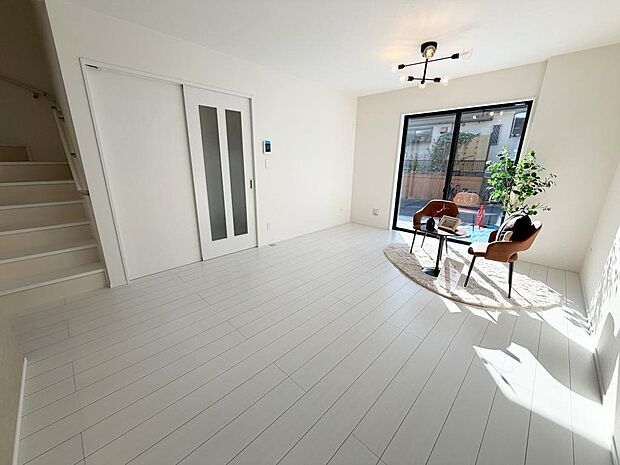 ☆大変明るいリビング☆広々した空間で家族との大切な時間をお過ごしください!!