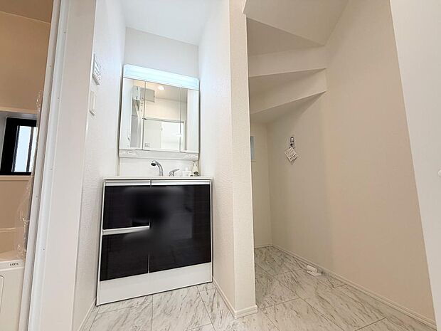 ☆白を基調とした清潔感溢れる洗面スペース☆清潔空間で気持ちよく1日の始まりを!!