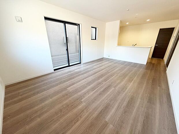 ☆大変明るいリビング☆広々した空間で家族との大切な時間をお過ごしください!!