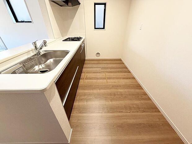 ☆大型のシステムキッチン☆対面式ですので家族と会話しながら楽しくクッキング!!