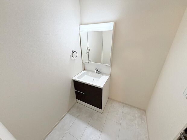 ☆白を基調とした清潔感溢れる洗面スペース☆清潔空間で気持ちよく1日の始まりを!!