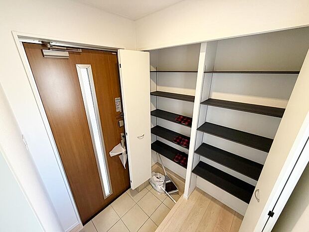 ☆大型シューズクローゼットがあります☆便利です!!