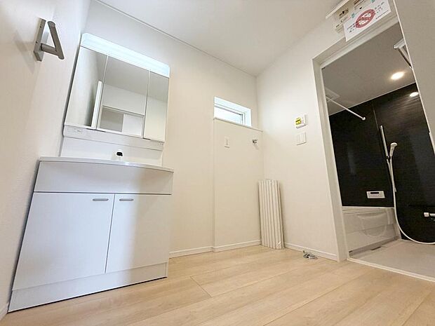 ☆白を基調とした清潔感溢れる洗面スペース☆清潔空間で気持ちよく1日の始まりを!!