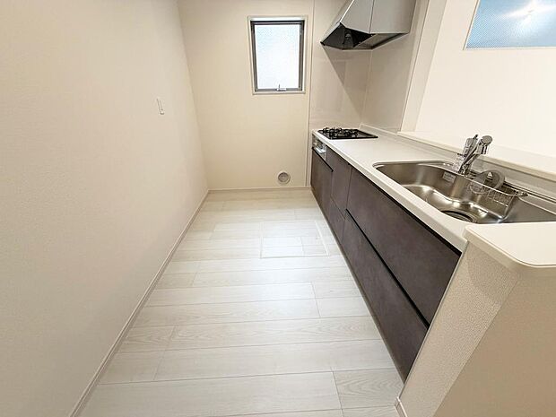 ☆大型のシステムキッチン☆対面式ですので家族と会話しながら楽しくクッキング!!