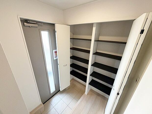 ☆大型シューズクローゼットがあります☆便利です!!