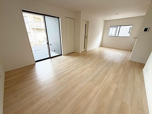 ☆大変明るいリビング☆広々した空間で家族との大切な時間をお過ごしください!!