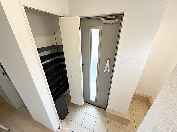 ☆大型シューズクローゼットがあります☆便利です!!