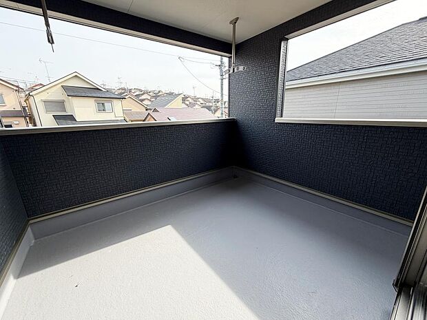 ☆インナーバルコニー☆テーブルを置いてティータイムもいいかも!雨の日も安心!!