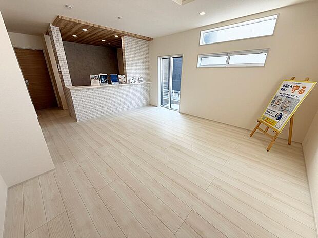 ☆大変明るいリビング☆広々した空間で家族との大切な時間をお過ごしください!!