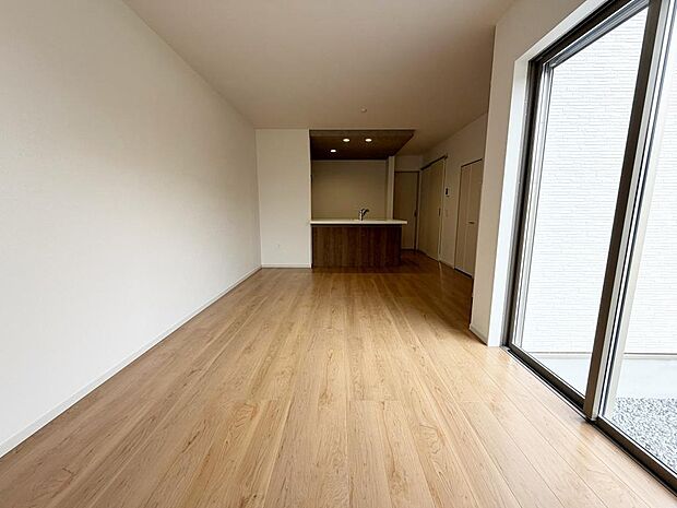 ☆大変明るいリビング☆広々した空間で家族との大切な時間をお過ごしください!!