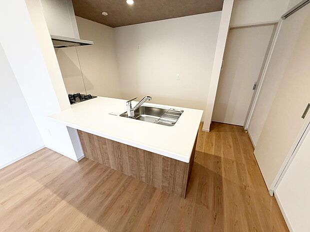 ☆大型のシステムキッチン☆対面式ですので家族と会話しながら楽しくクッキング!!