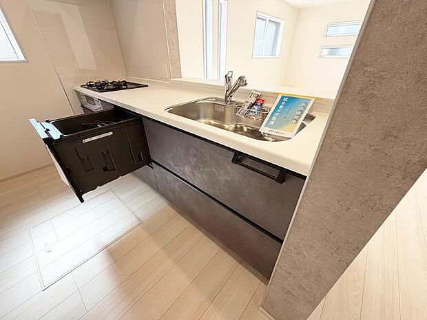 ☆大型のシステムキッチン☆対面式ですので家族と会話しながら楽しくクッキング!!