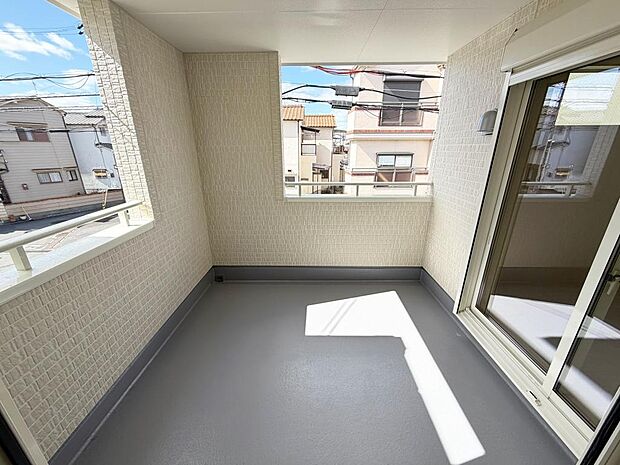 ☆インナーバルコニー☆テーブルを置いてティータイムもいいかも!雨の日も安心!!