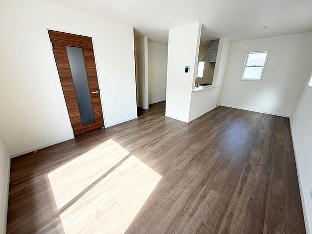 ☆大変明るいリビング☆広々した空間で家族との大切な時間をお過ごしください!!