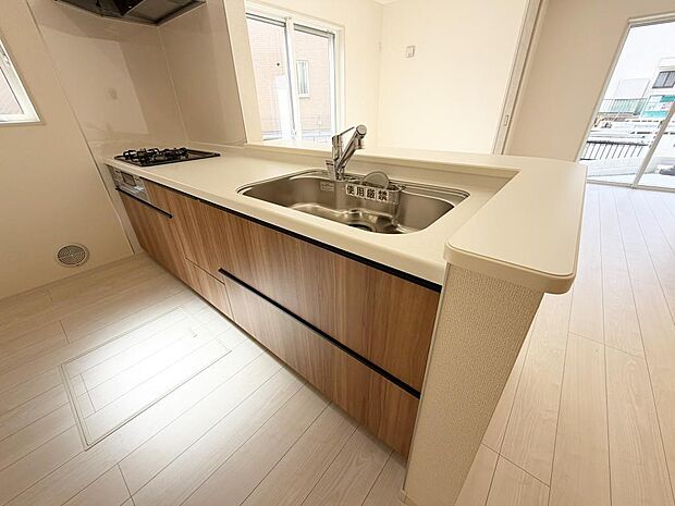 ☆大型のシステムキッチン☆対面式ですので家族と会話しながら楽しくクッキング!!