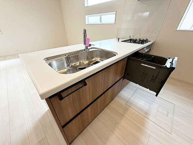 ☆大型のシステムキッチン☆対面式ですので家族と会話しながら楽しくクッキング!!