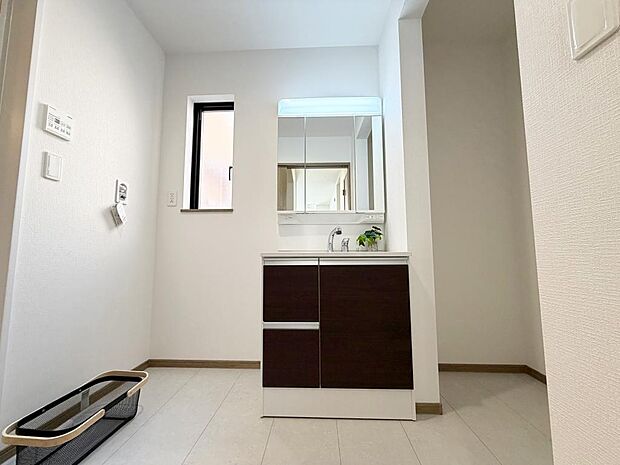 ☆白を基調とした清潔感溢れる洗面スペース☆清潔空間で気持ちよく1日の始まりを!!