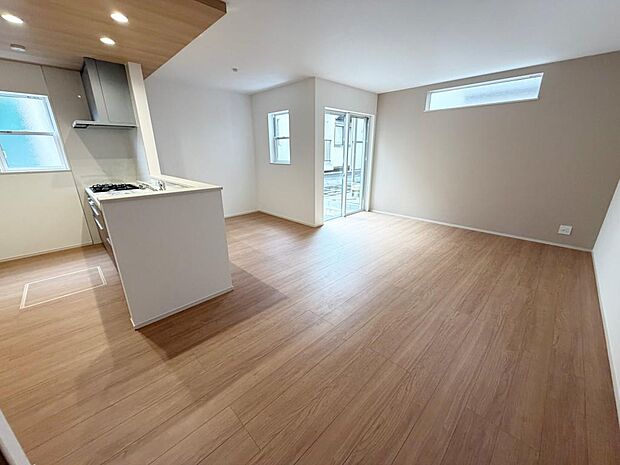 ☆大変明るいリビング☆広々した空間で家族との大切な時間をお過ごしください！！