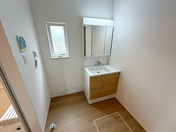 ☆白を基調とした清潔感溢れる洗面スペース☆清潔空間で気持ちよく1日の始まりを！！