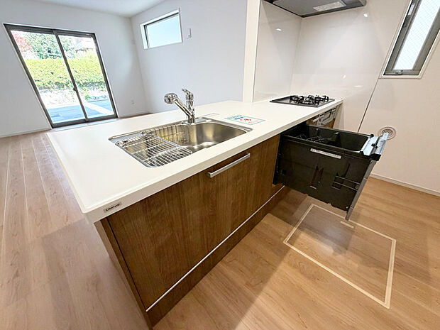 ☆大型のシステムキッチン☆対面式ですので家族と会話しながら楽しくクッキング!!