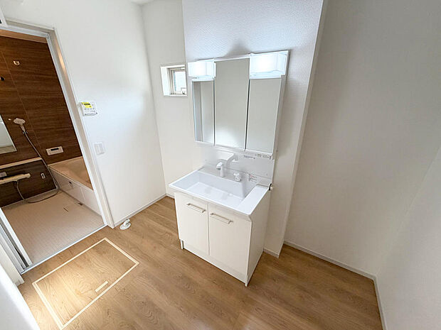 ☆白を基調とした清潔感溢れる洗面スペース☆清潔空間で気持ちよく1日の始まりを!!