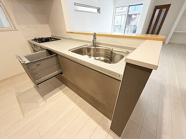 ☆大型のシステムキッチン☆対面式ですので家族と会話しながら楽しくクッキング!!