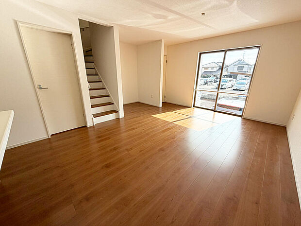 ☆大変明るいリビング☆広々した空間で家族との大切な時間をお過ごしください!!