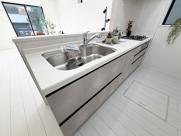 ☆大型のシステムキッチン☆対面式ですので家族と会話しながら楽しくクッキング!!