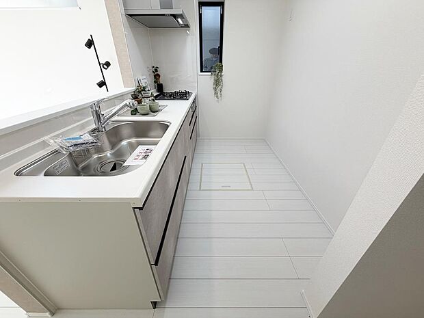 ☆大型のシステムキッチン☆対面式ですので家族と会話しながら楽しくクッキング!!