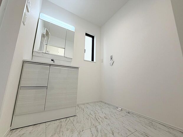 ☆白を基調とした清潔感溢れる洗面スペース☆清潔空間で気持ちよく1日の始まりを!!