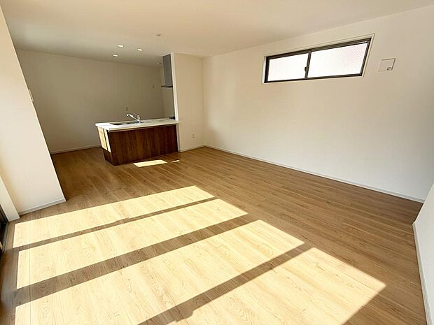 ☆大変明るいリビング☆広々した空間で家族との大切な時間をお過ごしください!!