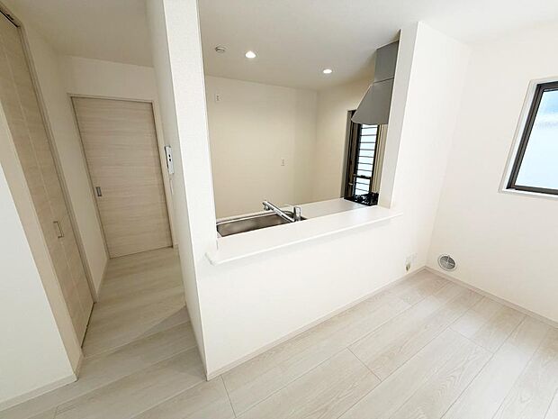 ☆大型のシステムキッチン☆対面式ですので家族と会話しながら楽しくクッキング!!