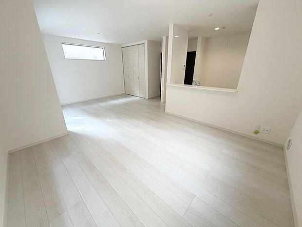 ☆大変明るいリビング☆広々した空間で家族との大切な時間をお過ごしください!!