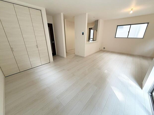 ☆大変明るいリビング☆広々した空間で家族との大切な時間をお過ごしください!!