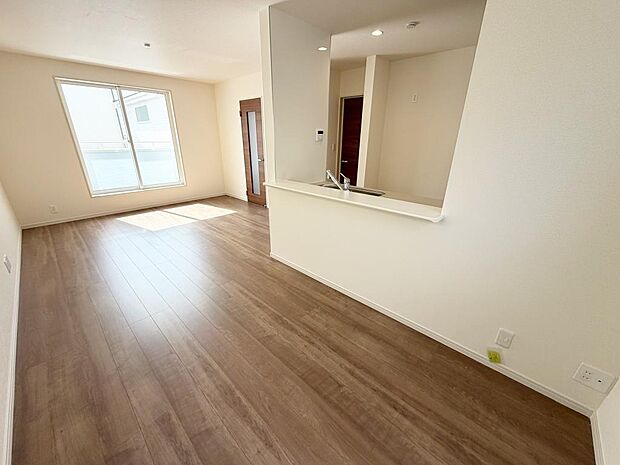 ☆大変明るいリビング☆広々した空間で家族との大切な時間をお過ごしください!!