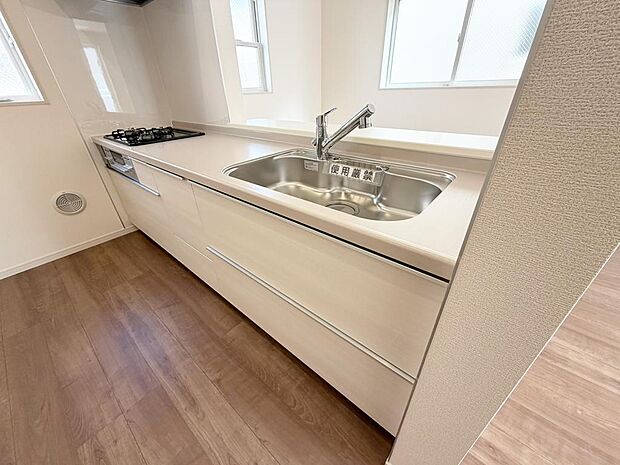 ☆大型のシステムキッチン☆対面式ですので家族と会話しながら楽しくクッキング!!