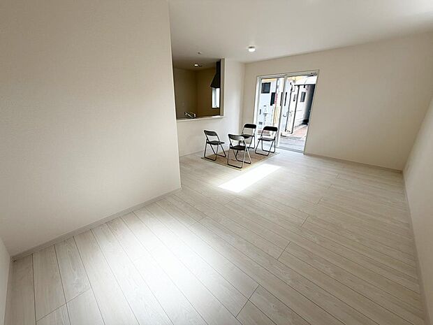 ☆大変明るいリビング☆広々した空間で家族との大切な時間をお過ごしください!!