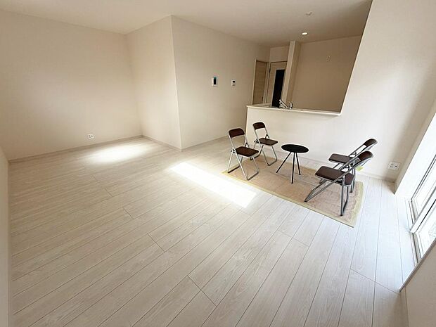 ☆大変明るいリビング☆広々した空間で家族との大切な時間をお過ごしください!!