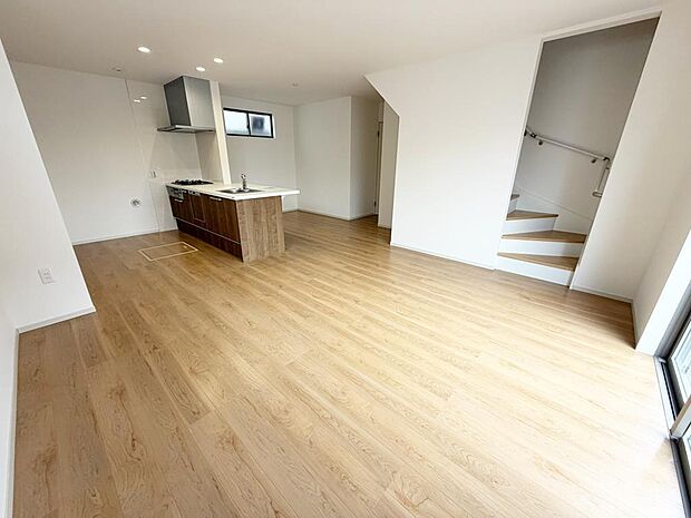 ☆大変明るいリビング☆広々した空間で家族との大切な時間をお過ごしください!!