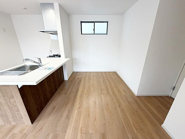 ☆大変明るいリビング☆広々した空間で家族との大切な時間をお過ごしください!!