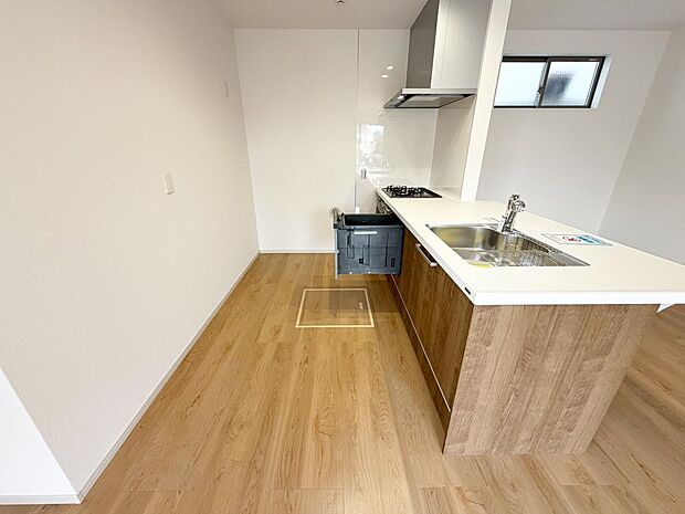 ☆大型のシステムキッチン☆対面式ですので家族と会話しながら楽しくクッキング!!