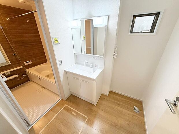 ☆白を基調とした清潔感溢れる洗面スペース☆清潔空間で気持ちよく1日の始まりを!!