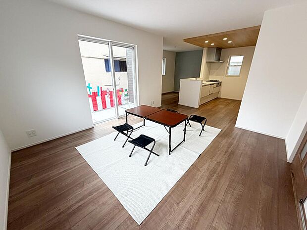 ☆大変明るいリビング☆広々した空間で家族との大切な時間をお過ごしください!!