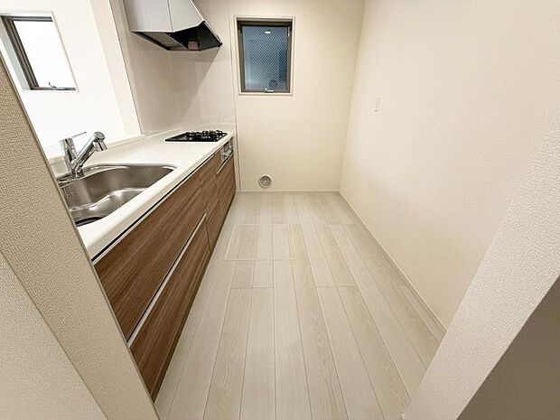 ☆大型のシステムキッチン☆対面式ですので家族と会話しながら楽しくクッキング!!