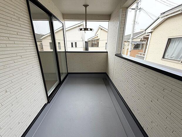 ☆インナーバルコニー☆テーブルを置いてティータイムもいいかも!雨の日も安心!!