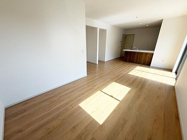 ☆大変明るいリビング☆広々した空間で家族との大切な時間をお過ごしください!!