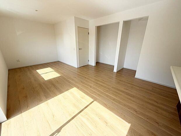 ☆大変明るいリビング☆広々した空間で家族との大切な時間をお過ごしください!!